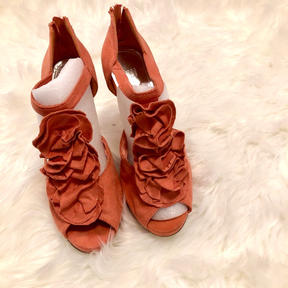 HM heels Peach color Size 7. In good condition, barely worn.